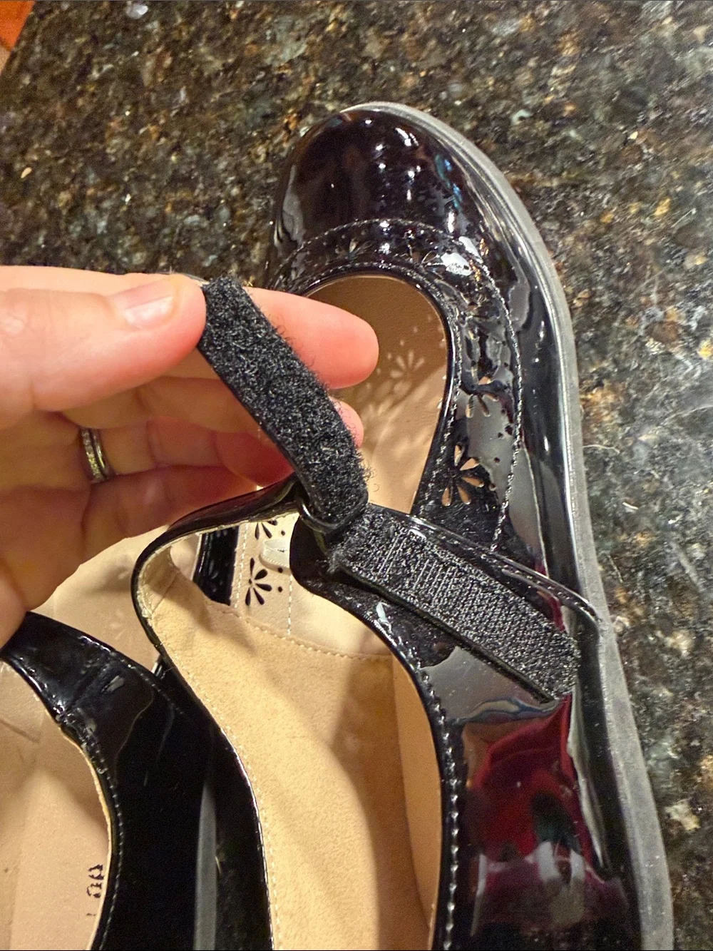 Gymboree Black Patent Mary Jane Shoes with Floral Cutouts size 2 LIKE NEW